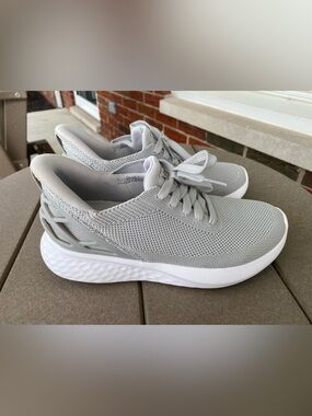 Women's Kizik Hands Free Light Gray Knit Athletic Sneakers Slip On